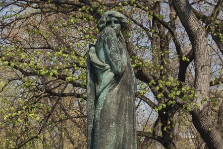 Statue de femme drapée