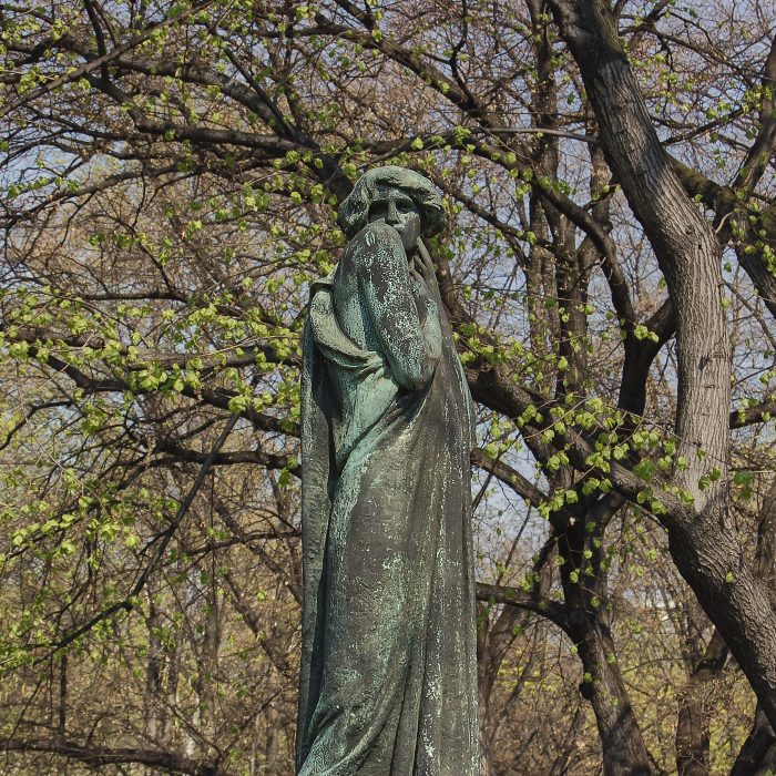 Statue de femme drapée