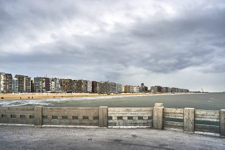 Photographie abstraite d’architecture, front de mer sous lumière métallique