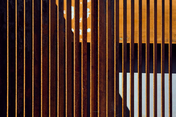 Jeu abstrait d’ombres et de lumière à travers une grille métallique, composition graphique abstraite