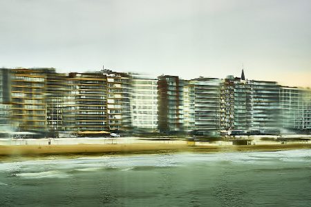 Architecture du front de mer déformée par la pluie, effet graphique abstrait