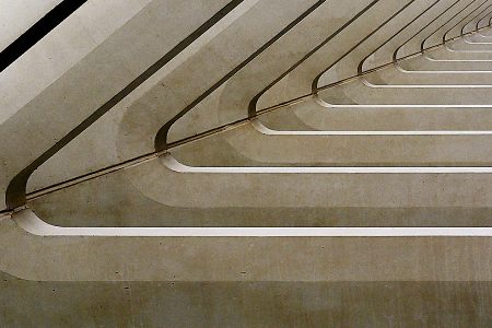 Photographie abstraite d’architecture, arches en béton minimalistes