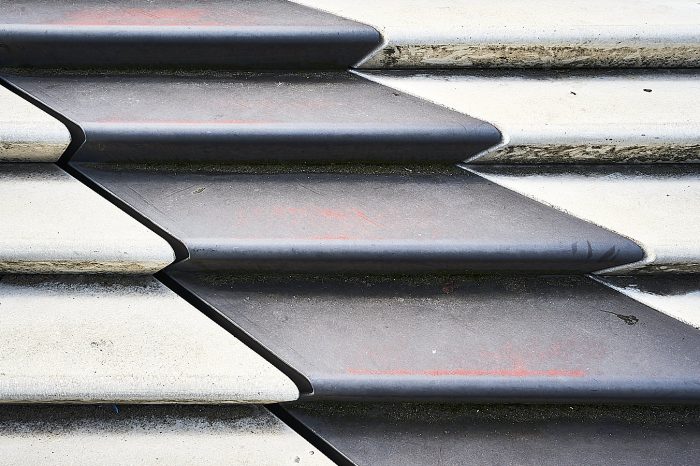 Détail abstrait de marches d’escalier évoquant un mouvement textile