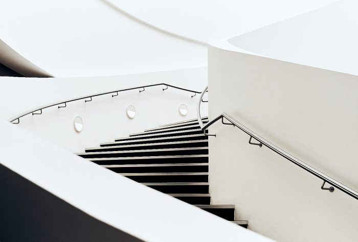 Escalier en spirale noir et blanc, espace minimaliste, vertige graphique