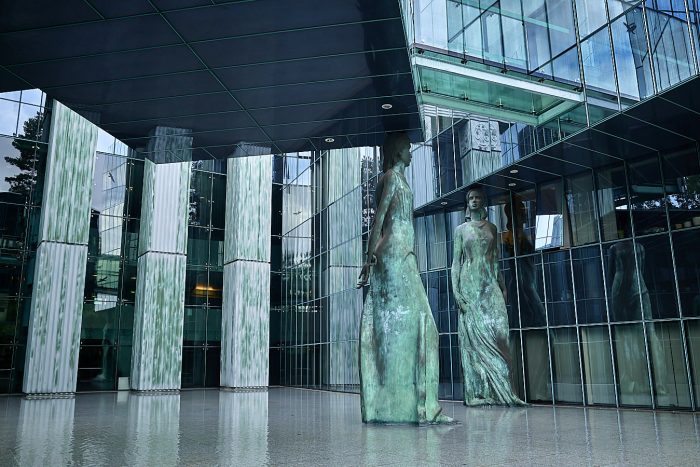 Photo Arty de la Cour Suprême de Pologne, statues monumentales
