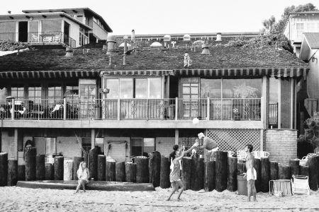 famille jouant au volley sur la plage de Santa Monica