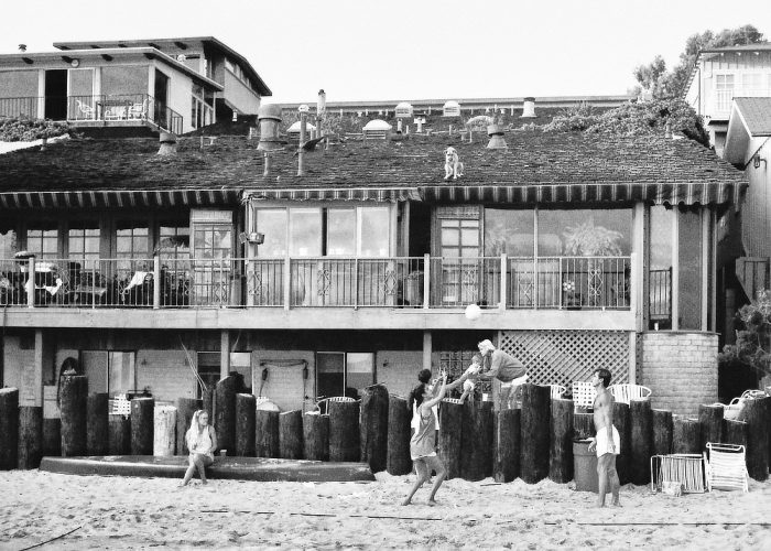 famille jouant au volley sur la plage de Santa Monica