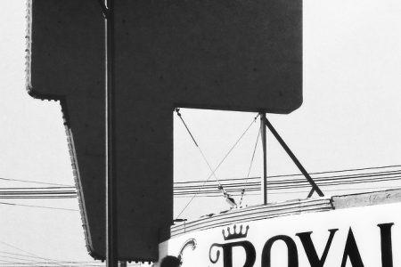 Ouvrier alone in la qui repeint l'enseigne d'un magasin à Los Angeles