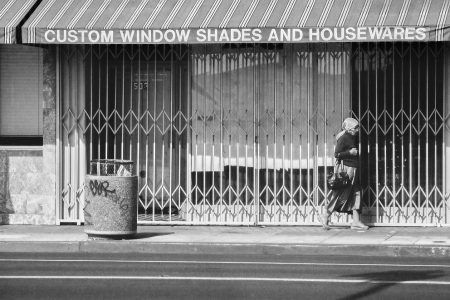 Passante dans une rue de Los Angeles, série alone in la