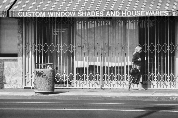 Passante dans une rue de Los Angeles, série alone in la