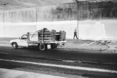 Chasseur de graffity au travail sous un pont de Los Angeles