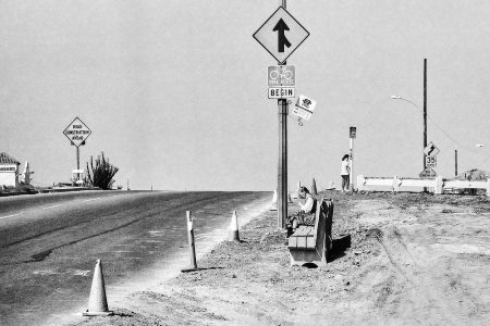 Femme qui attend le bus assise sur un banc