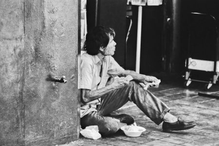 SDF qui fait la manche dans une rue de Los Angeles