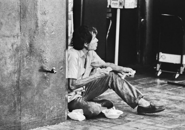 SDF qui fait la manche dans une rue de Los Angeles