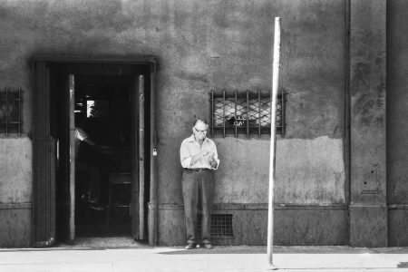 alone in la, un homme fume à l'extérieur d'un bar à Los Angeles
