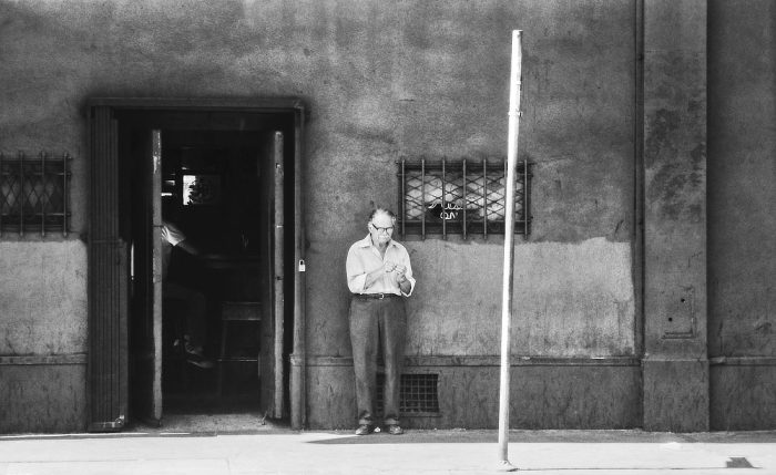 alone in la, un homme fume à l'extérieur d'un bar à Los Angeles