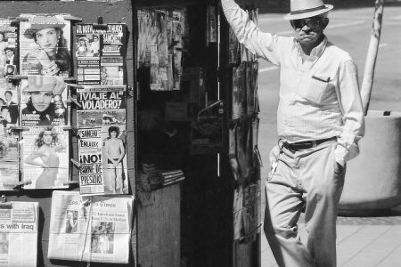 Un vendeur de journaux de Downtown, alone in la