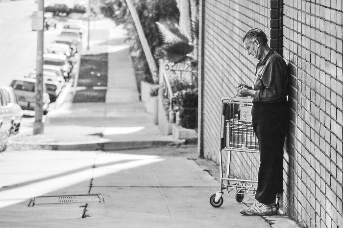 Un clochard dans la rue, alone in la