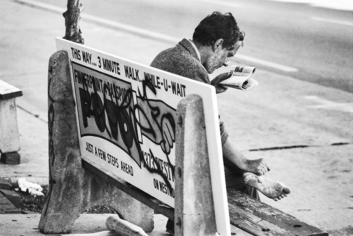 Homme assis sur un banc, seul dans la ville, alone in la