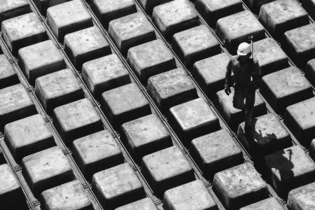 Un ouvrier casqué sur un chantier de construction, série Alone in LA