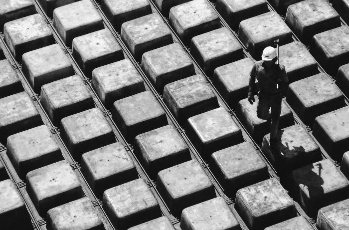 Un ouvrier casqué sur un chantier de construction, série Alone in LA