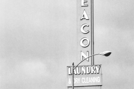 Ouvrier au pied d'une immense enseigne, Los Angeles