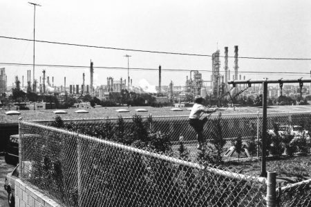 Enfant alone in LA sur une balançoire dans un décor industriel