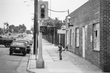 Enfant dans une rue défavorisée de Los Angeles