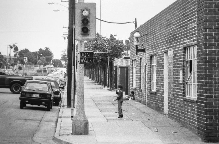 Enfant dans une rue défavorisée de Los Angeles