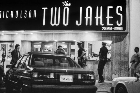 A l'entrée d'un cinéma qui joue The two jakes, deux policiers Alone in LA
