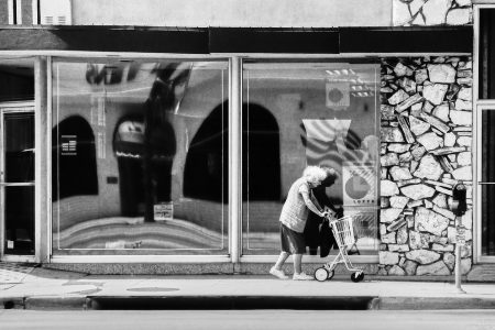 Une vieille femme se déplace Alone in LA avec un déambulateur