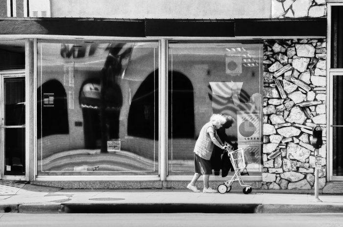 Une vieille femme se déplace Alone in LA avec un déambulateur