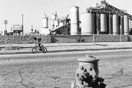 Enfant rentrant de l'école à vélo, alone in LA