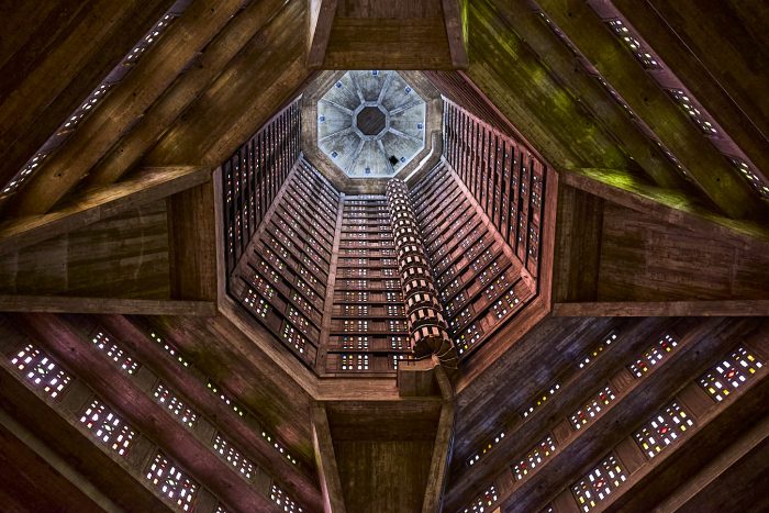 architecture intérieure de l'église Saint Joseph au Havre