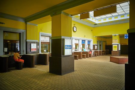 Des personnes dans la hall de la gare de Belgrade