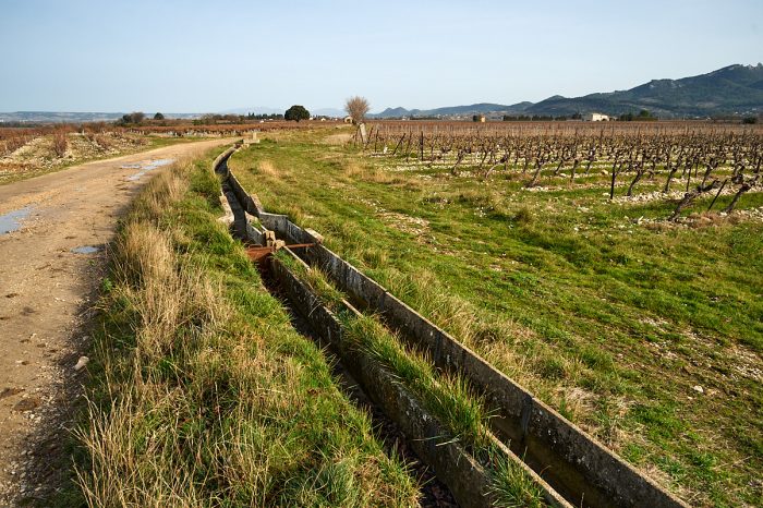 Eau et vie : martelières doubles, vestiges du patrimoine hydraulique provençal