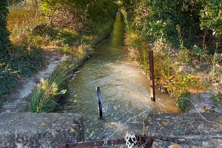 Martelières en ruine : patrimoine hydraulique provençal, vestiges d’une époque révolue