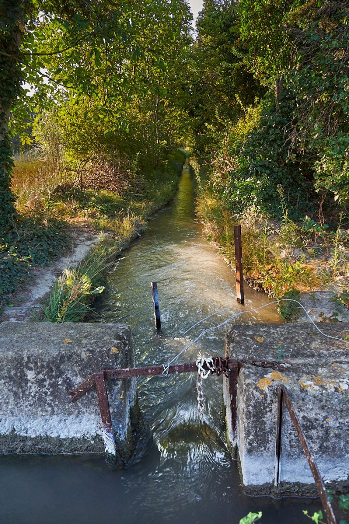 Martelières en ruine : patrimoine hydraulique provençal, vestiges d’une époque révolue