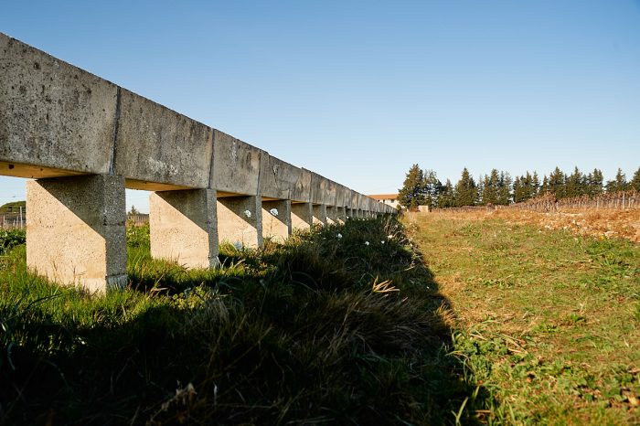 Ombre et lumière : canal de martelières, vestige hydraulique, contrastes d’un monde disparu